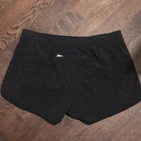Aritzia TNA Black Workout Shorts Size Small - Picture 2 of 3